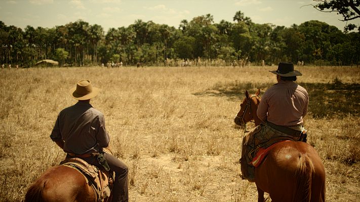 Descalzo sobre la tierra roja