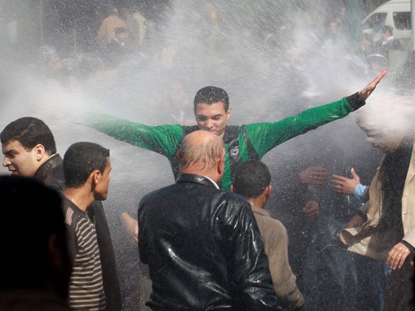 La Policía ha lanzado gases lacirmógenos y balas de goma contra las miles de personas que se manifiestan contra Hosni Mubarak en Egipto.