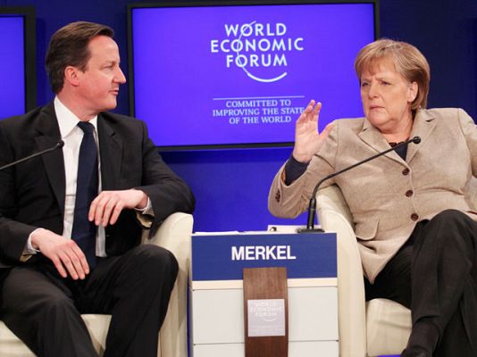 Merkel defiende el euro en Davos