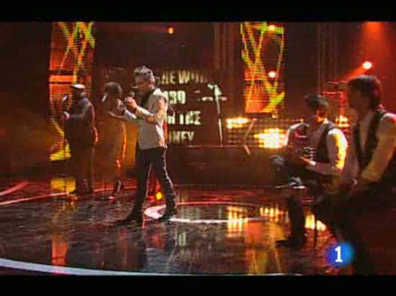   El cantante Pitingo ha estado en la primera gala de Destino Eurovisión cantando un tema titulado 'She works hard for the money', en español, 'Ella lucha por su dinero'.