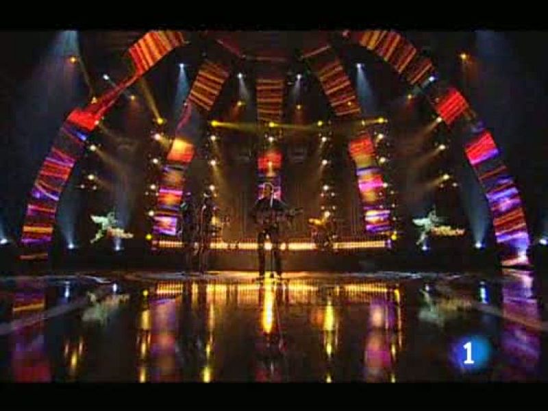   El mítico Albert Hammond es jurado en Destino Eurovisión. Pero en la primera gala ha querido dejar su magisterio en forma de canción. En este caso, 'Never rains in southern California'.