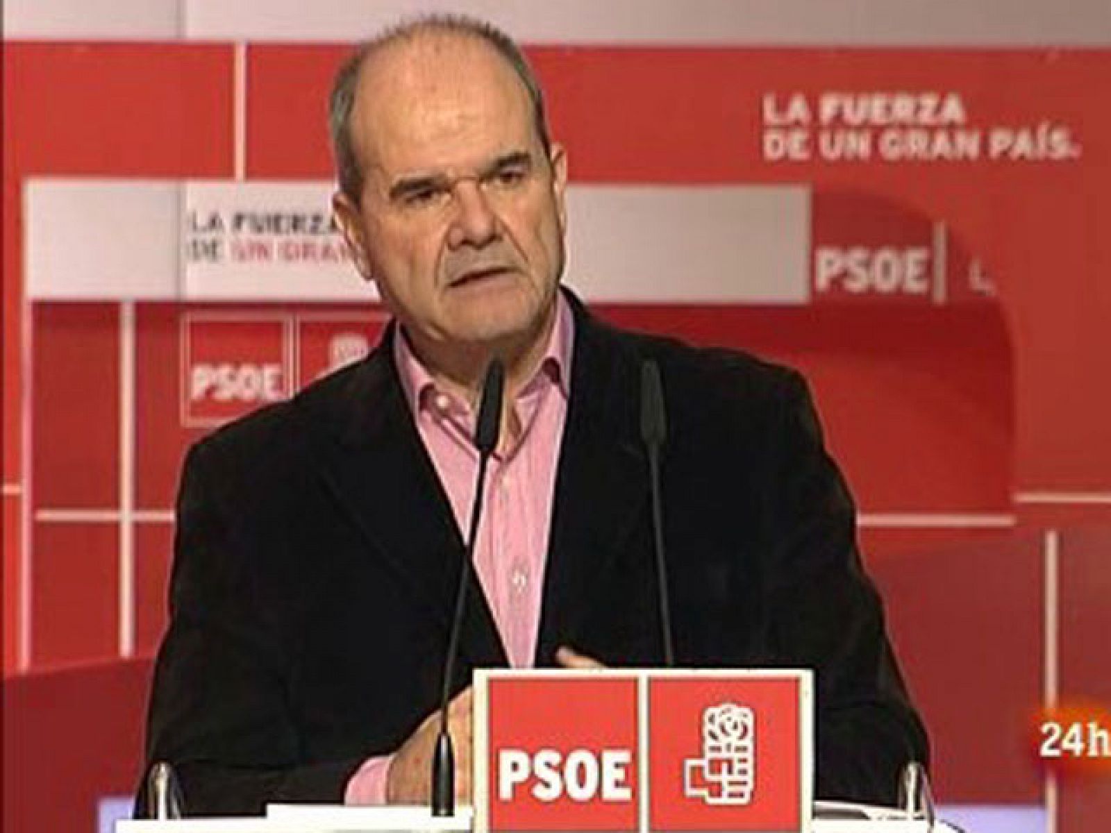 El vicepresidente tercero del Gobierno, Manuel Chaves, ha inaugurado la Convención Autonómica del PSOE en Zaragoza ensalzando la "grandeza" del jefe del Ejecutivo, José Luis Rodríguez Zapatero, al liderar las reformas contra la crisis, y ante las perspectivas electorales de su partido, ha advertido: "no tenemos vocación de quemarnos en la hoguera". (29/01/2011)