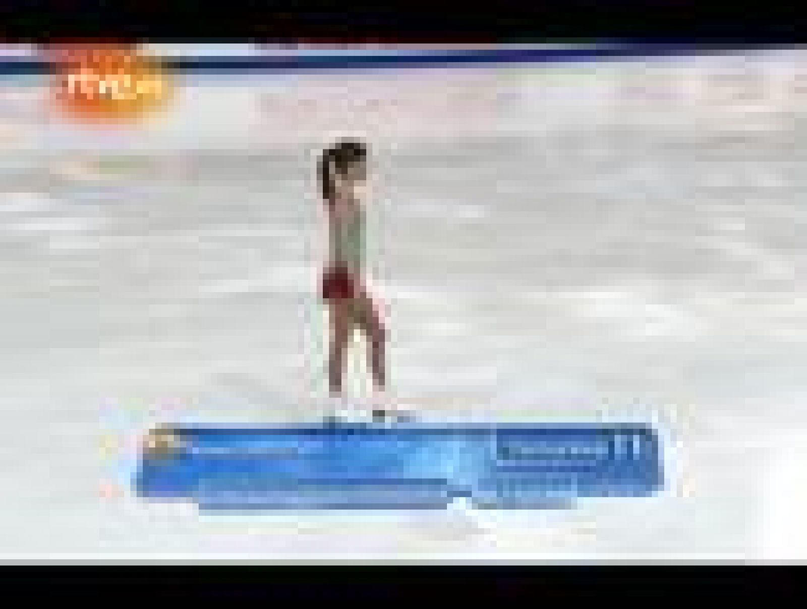 Ejercicio de la patinadora española Sonia Lafuente durante la final del Europeo de patinaje de Berna. 