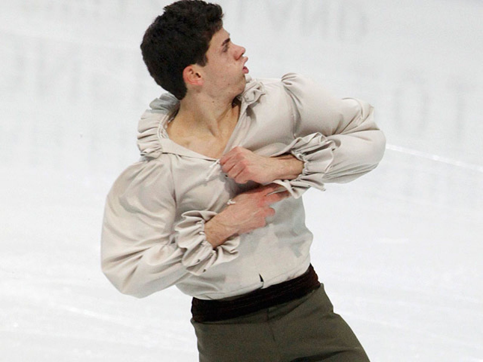 Javier Raya, vigente campeón de España, ha terminado su primera participación en el Europeo de patinaje artístico en la décimo novena plaza. Raya, que fue vigésimo primero en el programa corto, ha logrado remontar dos posiciones en la final gracias a