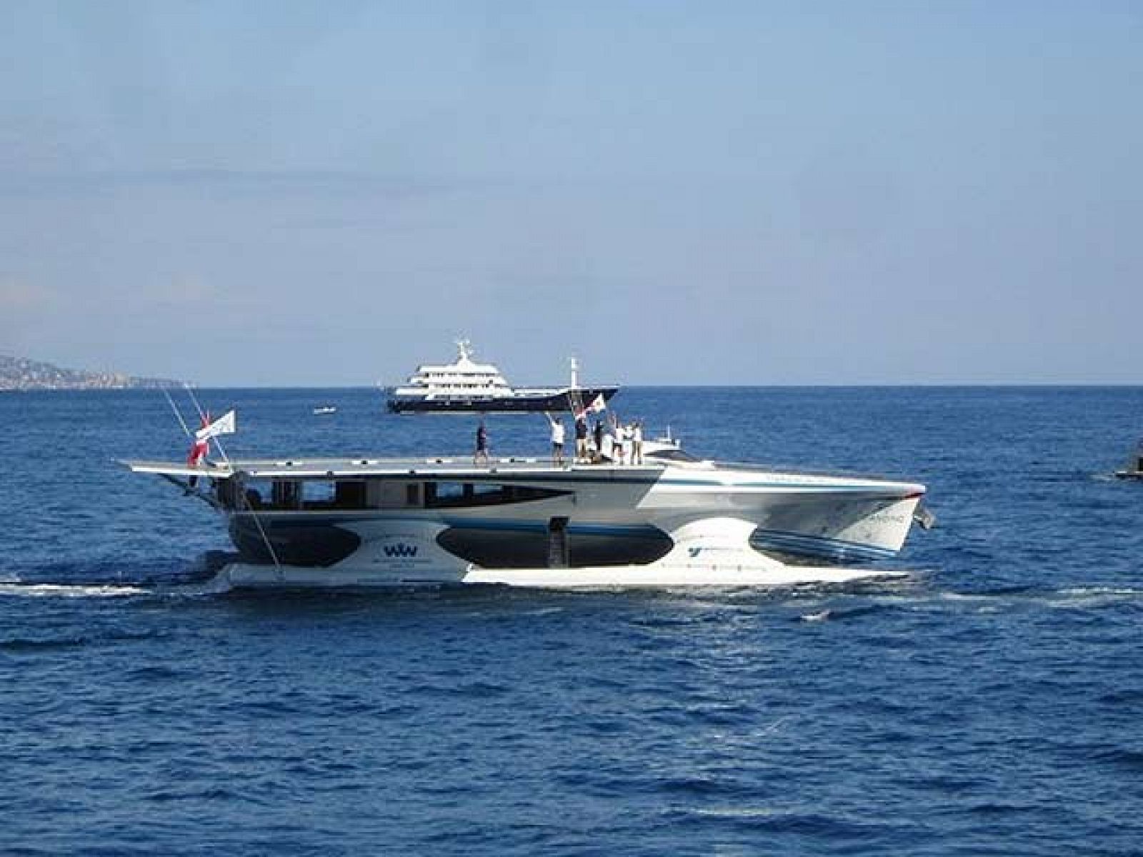 El mayor barco solar llega a las Galápagos tras cuatro meses de navegación.