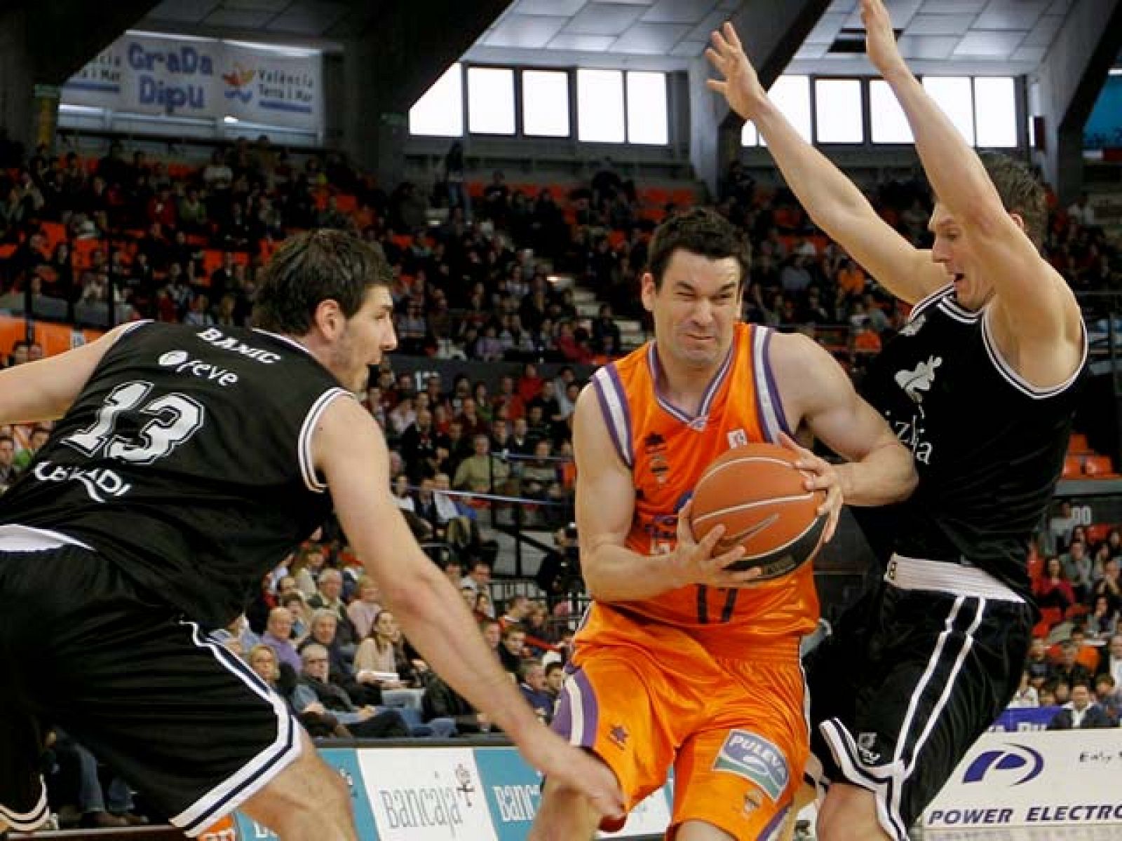 el Power Electronics Valencia sigue confirmando su buen estado de forma desde la llegada al banquillo de Svestislav Pesic y no tuvo problemas para deshacerse (68-54) en casa del Bizakaia Bilbao Basket.