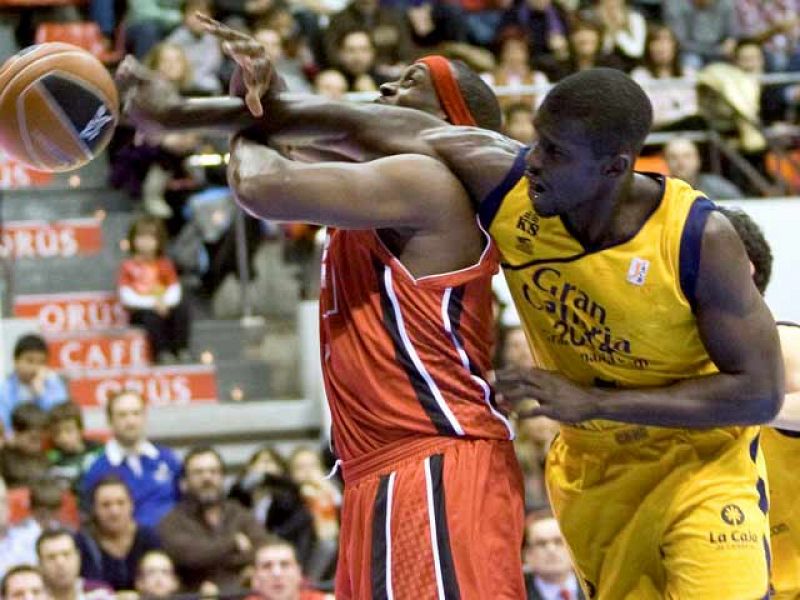 El CAI Zaragoza se sobrepuso a las bajas y problemas físicos, con un susto en modo de accidente de Riera al acudir al pabellón, y derrotó por 81-80 al Gran Canaria 2014. Un mate de Chubb a 55 segundos del final, decisivo. 