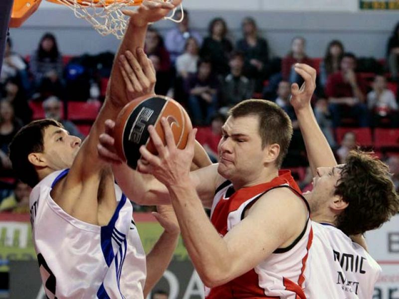 El Real Madrid ha conseguido una sufrida victoria (61-62) en su visita a la cancha del Assignia Manresa, en un encuentro que se decidió en sus últimos compases.