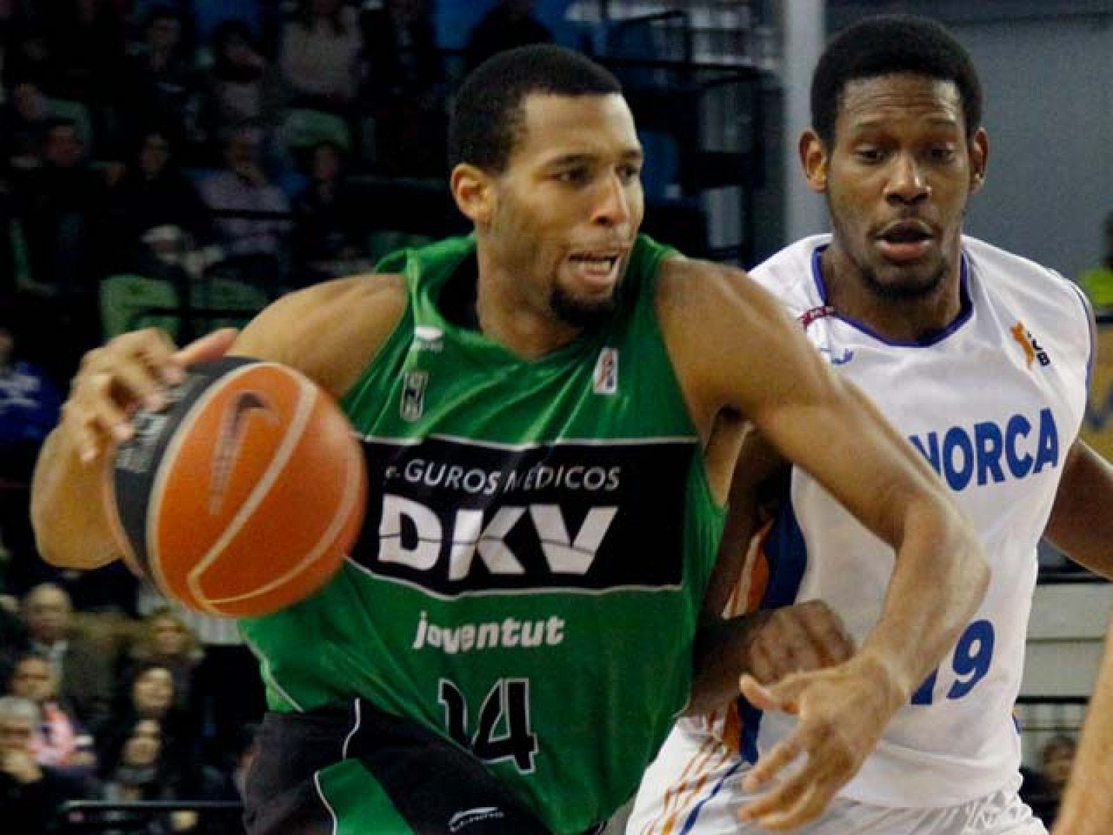 Pese a las importantes bajas con que afrontaba el encuentro, el DKV Joventut se impuso al Menorca Bàsquet en Bintaufa (72-87).