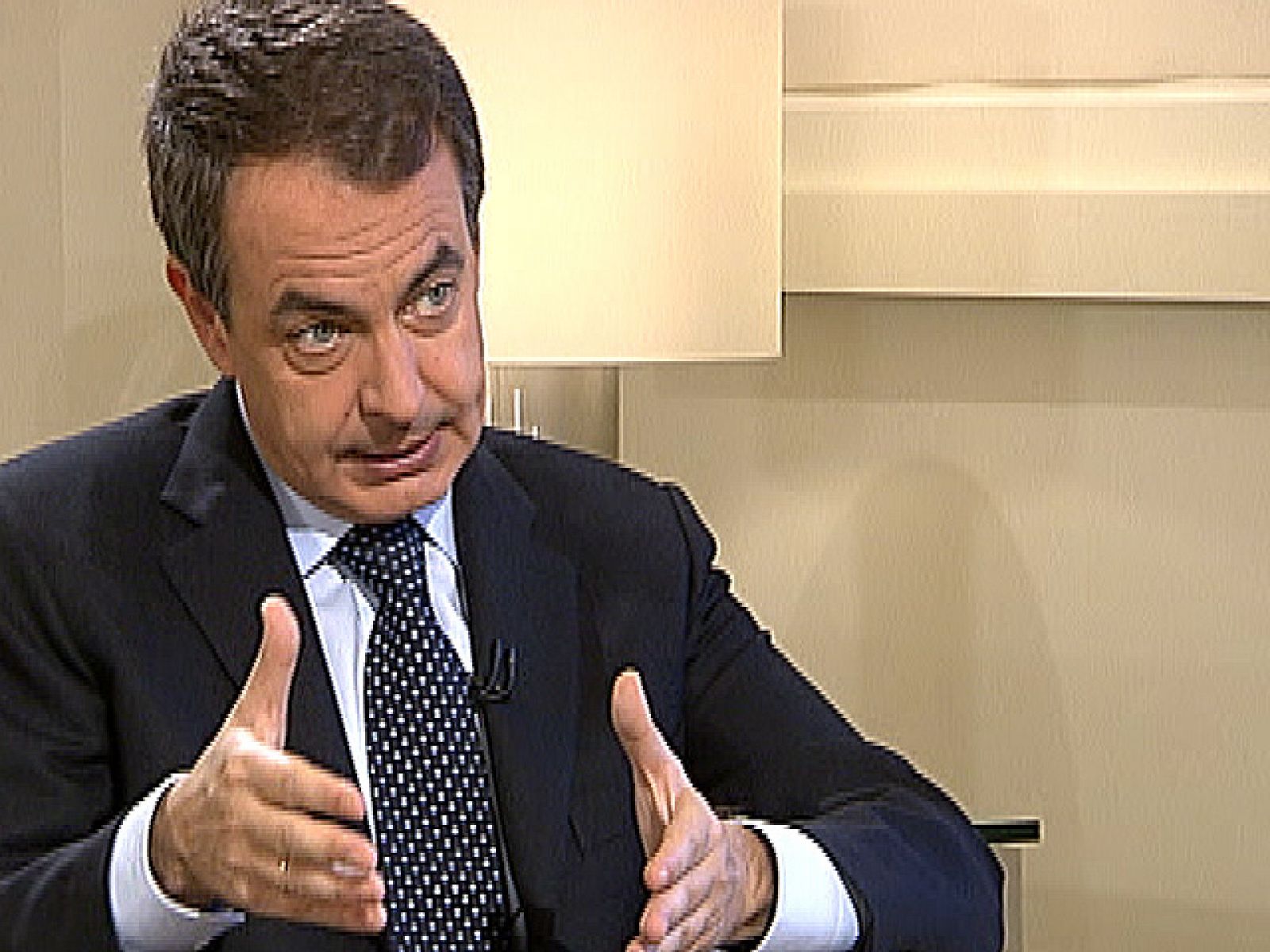  El jefe del Ejecutivo, Rodríguez Zapatero, ha criticado a Mariano Rajoy por no haber puesto sobre la mesa su propuesta en la reforma de las pensiones. En una entrevista en Los Desayunos de TVE, el líder socialista ha asegurado que "Rajoy no tiene programa ni oculto". 