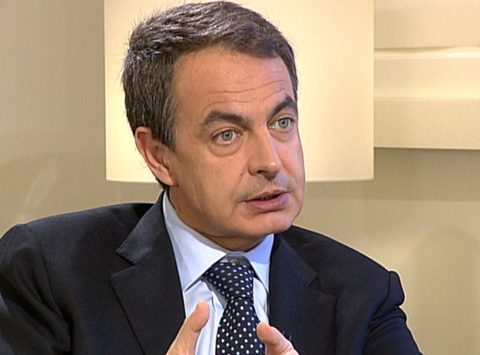 Zapatero insiste en que este no es el momento de pensar si será o no candidato 