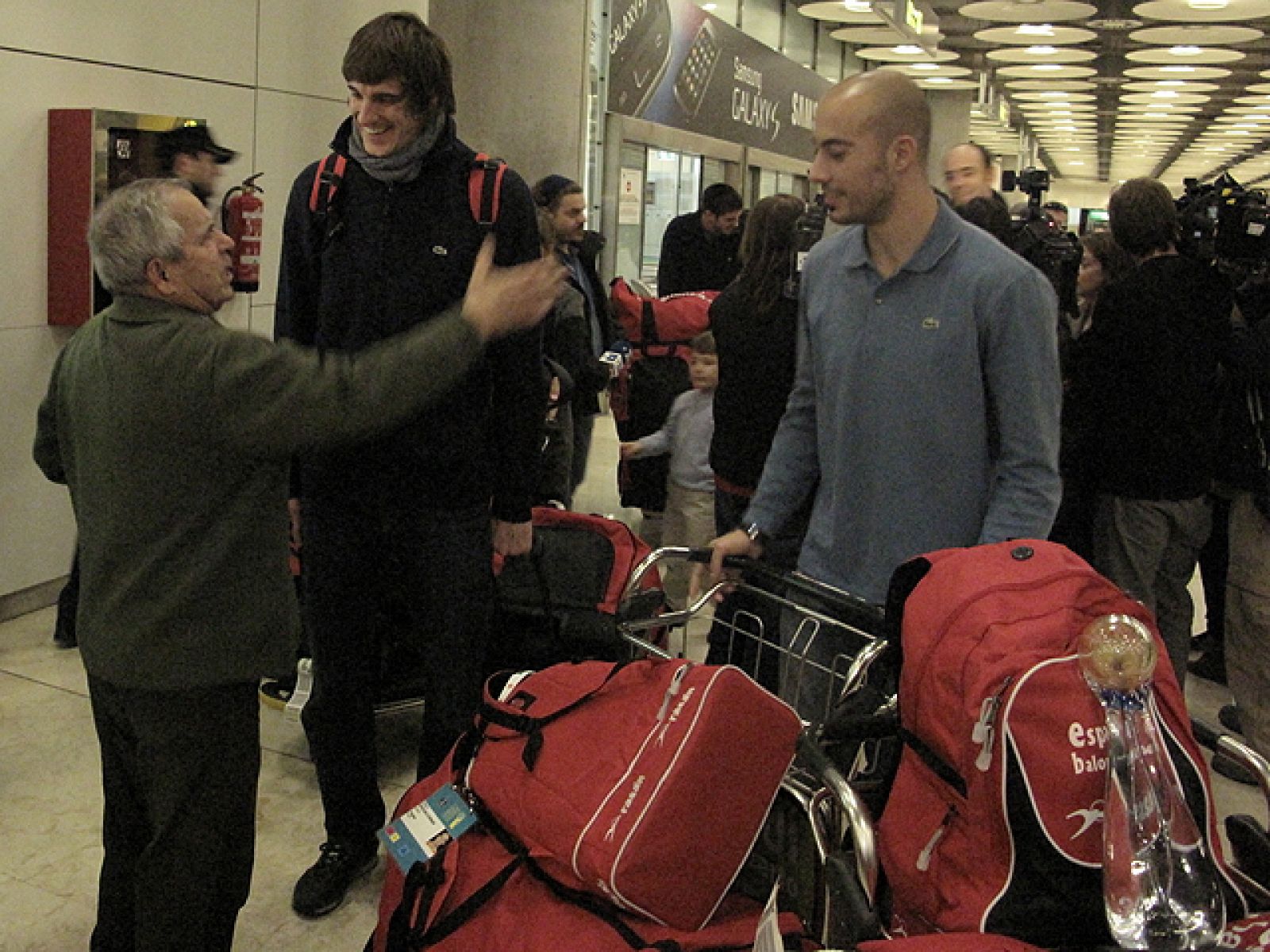 Los jugadores de la selección española de balonmano han regresado a España, donde han sido recibido por los aficionados en el aeropuerto de Barajas. La alegría era el elemento común en la expedición, orgullosa de la medalla conseguida en Suecia.