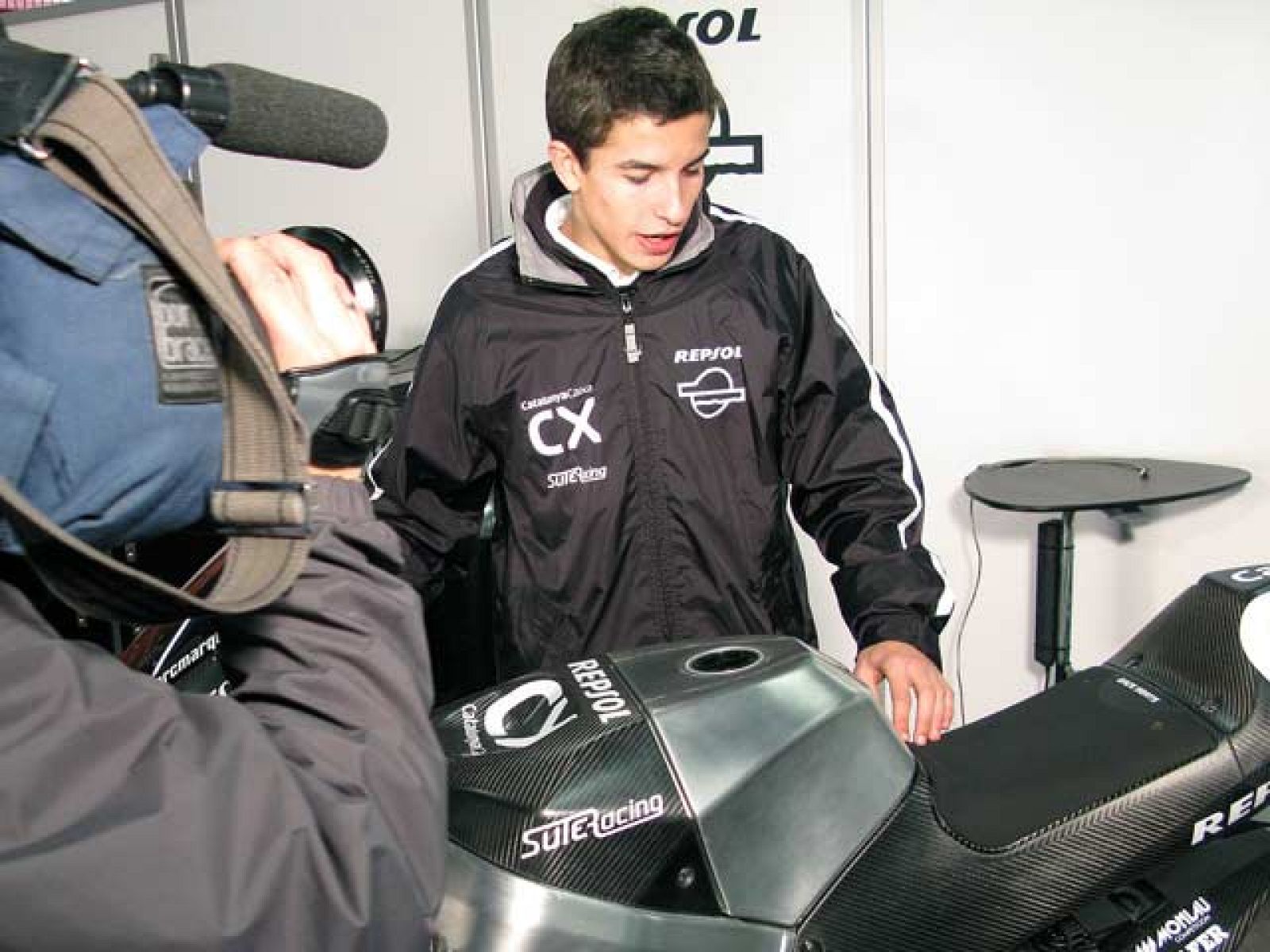 Marc Márquez analiza detenidamente la montura que le acompañará esta temporada en su nueva aventura en Moto2. 