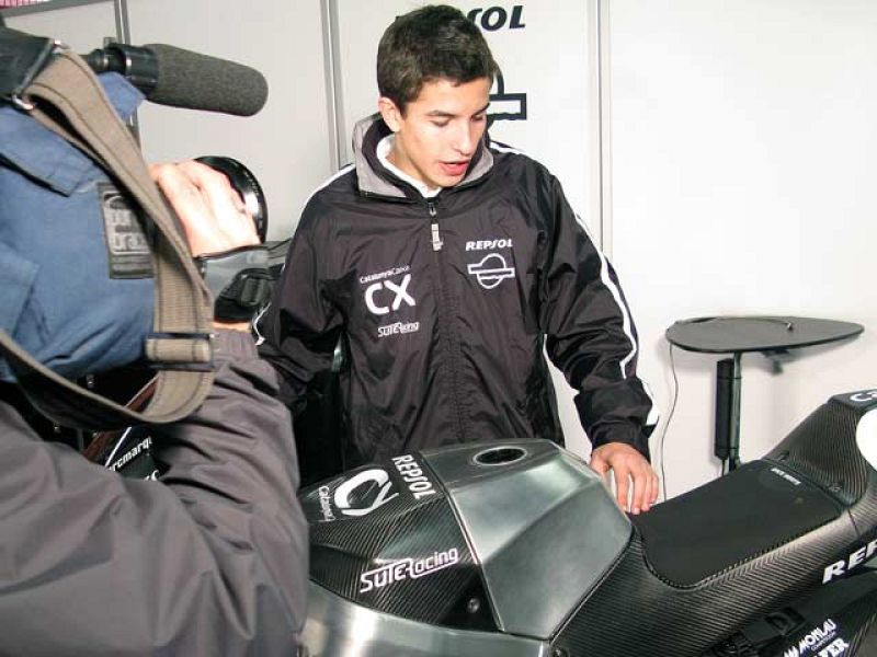 Marc Márquez analiza detenidamente la montura que le acompañará esta temporada en su nueva aventura en Moto2. 
