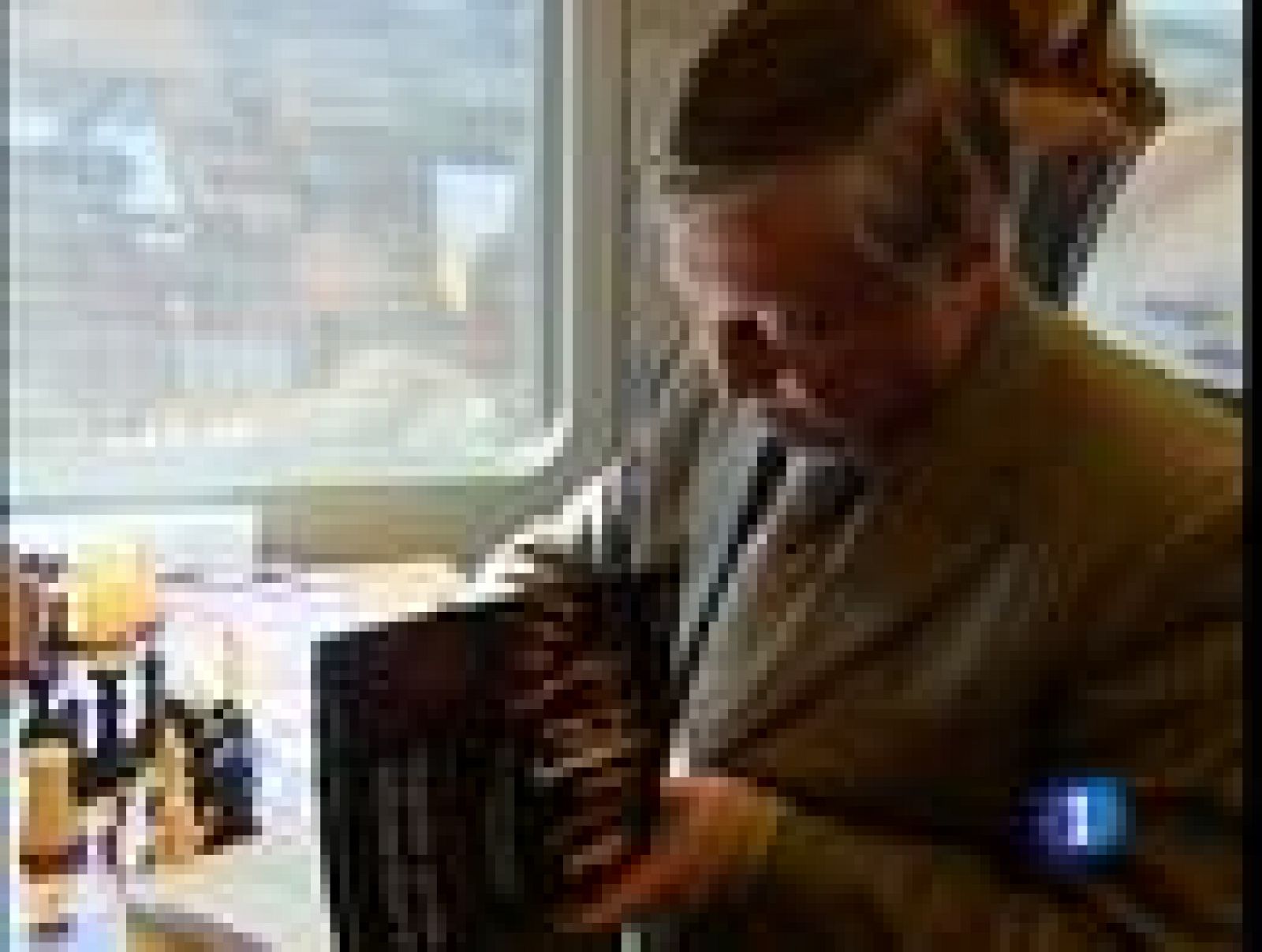 Viswanathan Anand, actual campeón mundial de ajedrez, y Anatoli Karpov, ex campeón mundial, firmaron tablas en las dos partidas de exhibición que disputaron en las estaciones de Atocha en Madrid y Joaquín Sorolla de Valencia, dentro de la campaña de