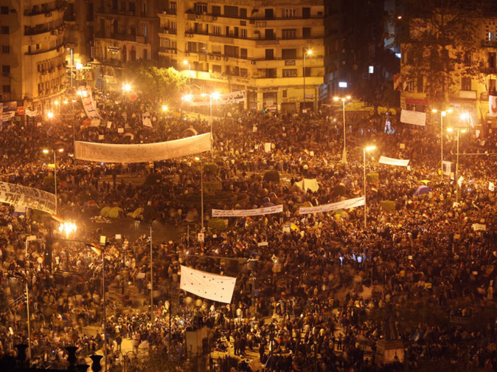 Cientos de miles de egipcios se manifiestan en El Cairo para pedir la marcha de Mubarak