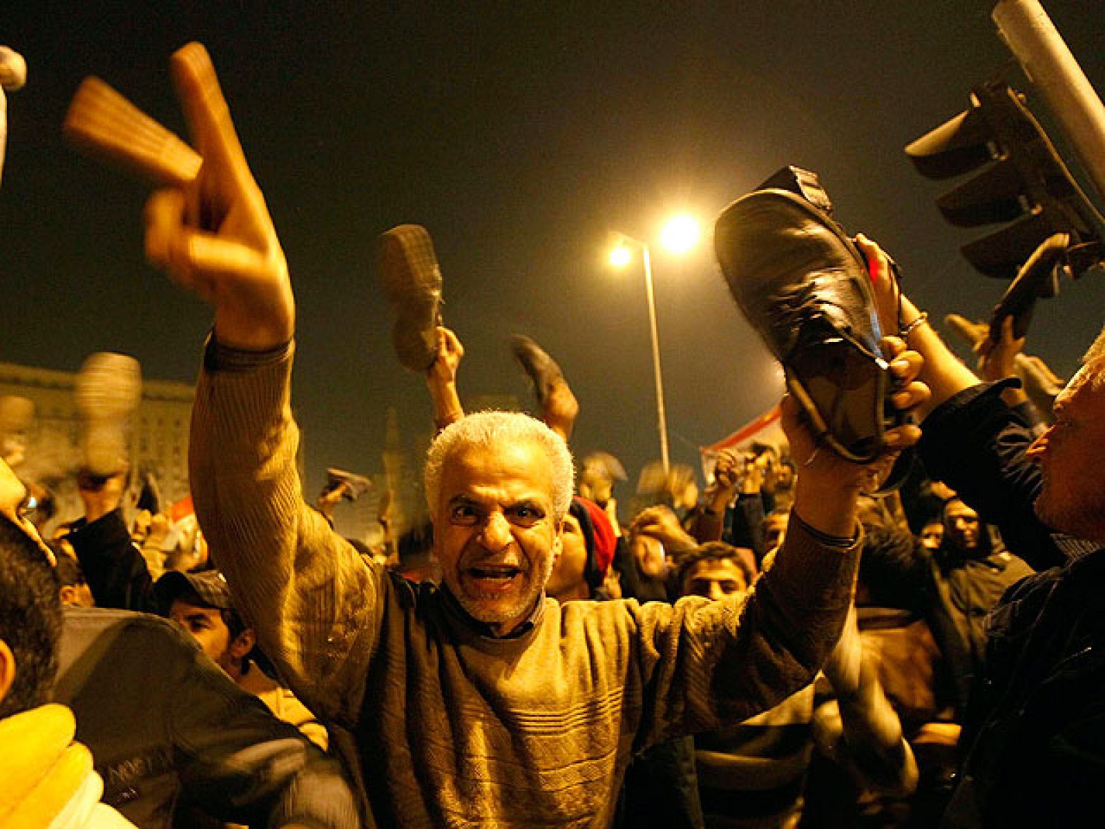  El presidente de Egipto, Hosni Mubarak, ha anunciado que no volverá a presentarse a las elecciones pero que, hasta entonces, sí permanecerá en el poder. Sin embargo, para los miles de manifestantes que llevaban horas en la plaza de la liberación han reaccionado con indignación a las palabras del presidente 