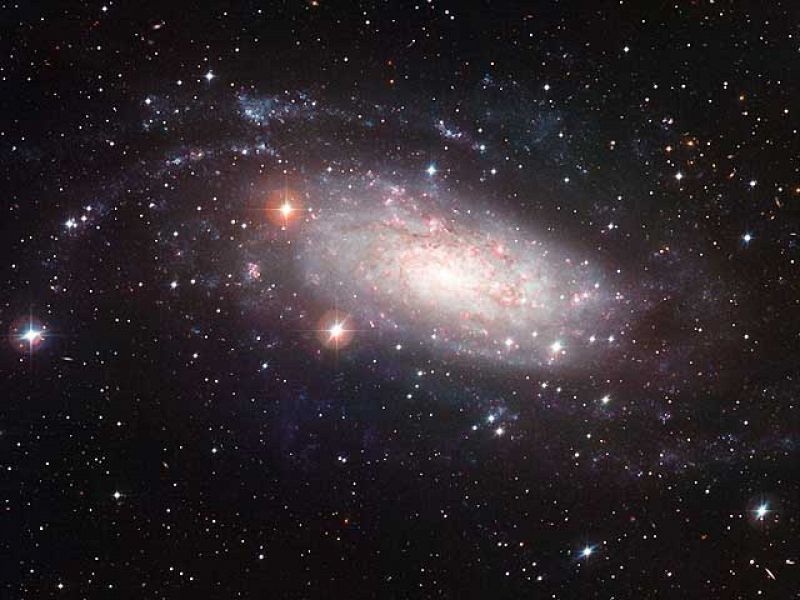 A simple vista puede parecer una galaxia expiral clásico. Pero mirando a NGC 3621 de cerca se aprecia que no es así. Tiene una forma totalmente llana y gracias a las fotos captadas por el telescopio Wide Field se aprecia que carece del clásico abult