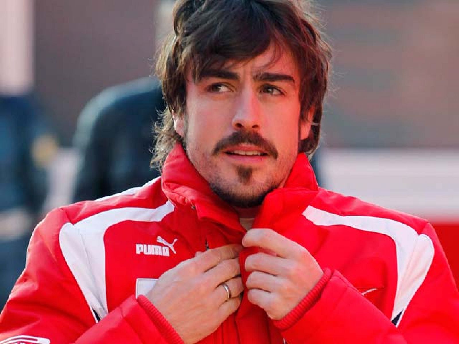 Fernando Alonso prueba los neumáticos