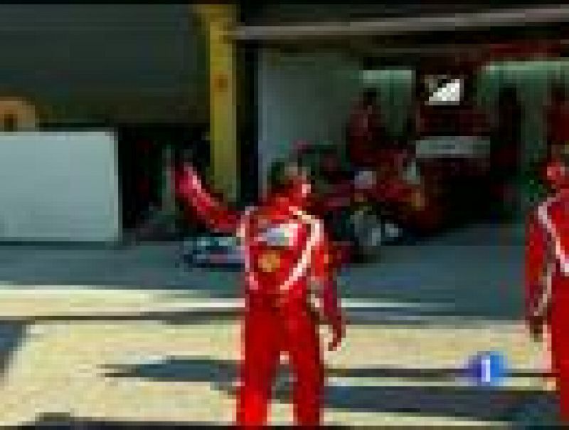 El piloto español Fernando Alonso ha aprovechado la jornada matinal de los test de Cheste para probar los neumáticos de su nuevo Ferrari F-150. 