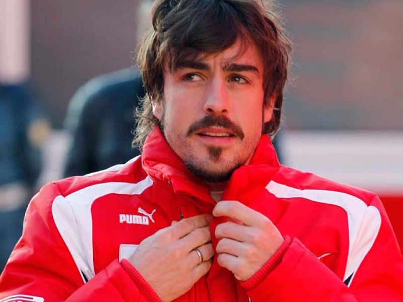 El piloto español Fernando Alonso ha aprovechado la jornada matinal de los test de Cheste para probar los neumáticos de su nuevo Ferrari F-150. 