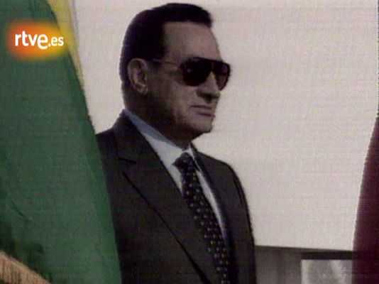 Mubarak sale ileso de un atentado