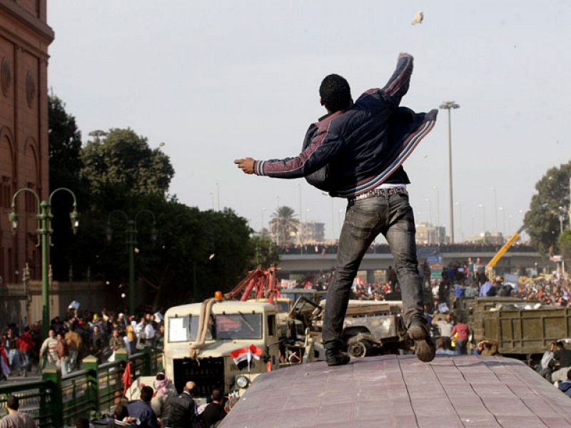 Violentos enfrentamientos en El Cairo entre partidarios y detractores de Mubarak
