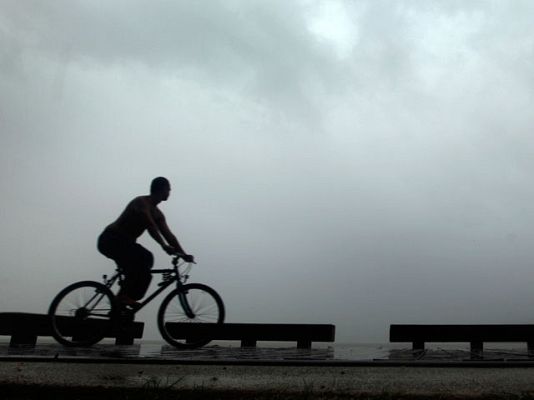 Telediario 1 - Ciclón Yasi se dirige a Australia