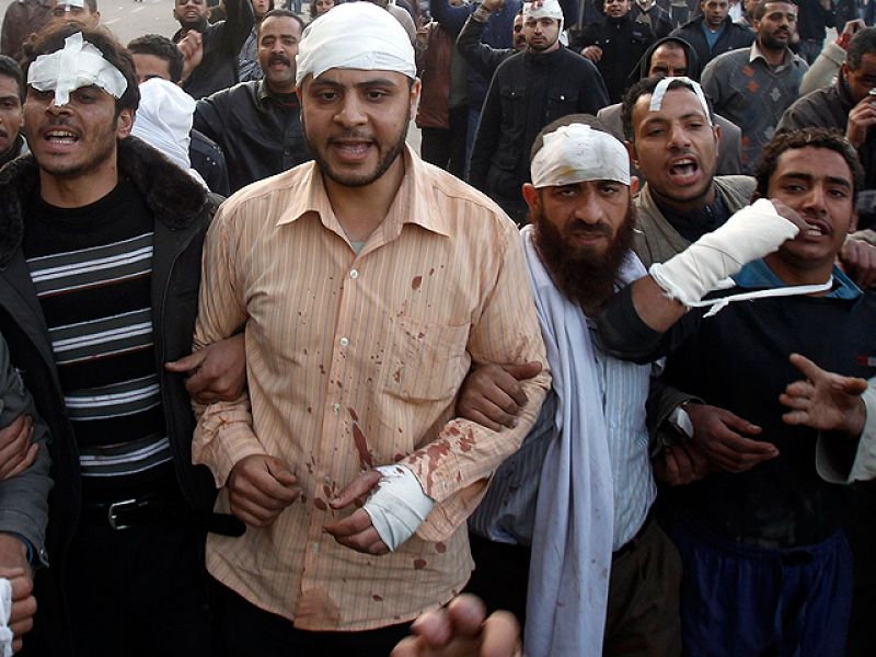 Enfrentamientos de madrugada entre manifestantes y partidarios de Mubarak