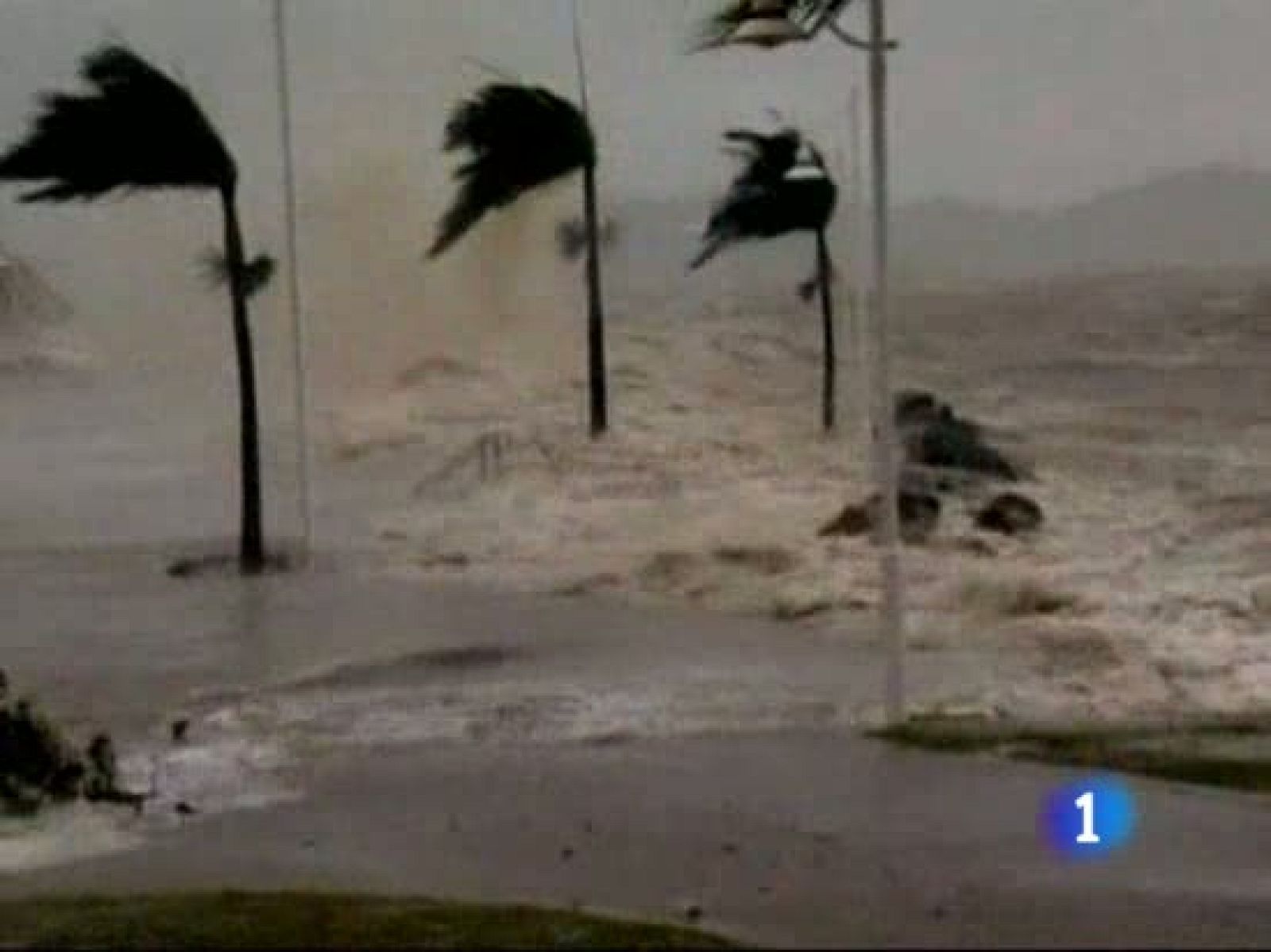 En Australia, el devastador ciclón Yasi avanza hacia el interior del país perdiendo algo de fuerza