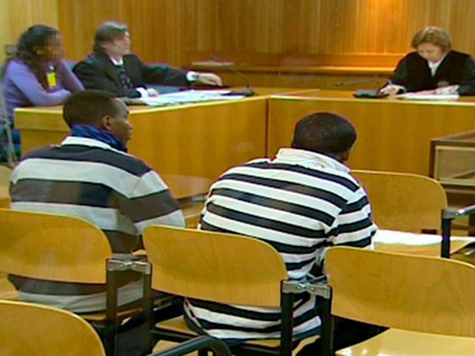 Los dos somalíes acusados han negado cualquier relación con los piratas y aseguran que les obligaron a participar en el asalto.