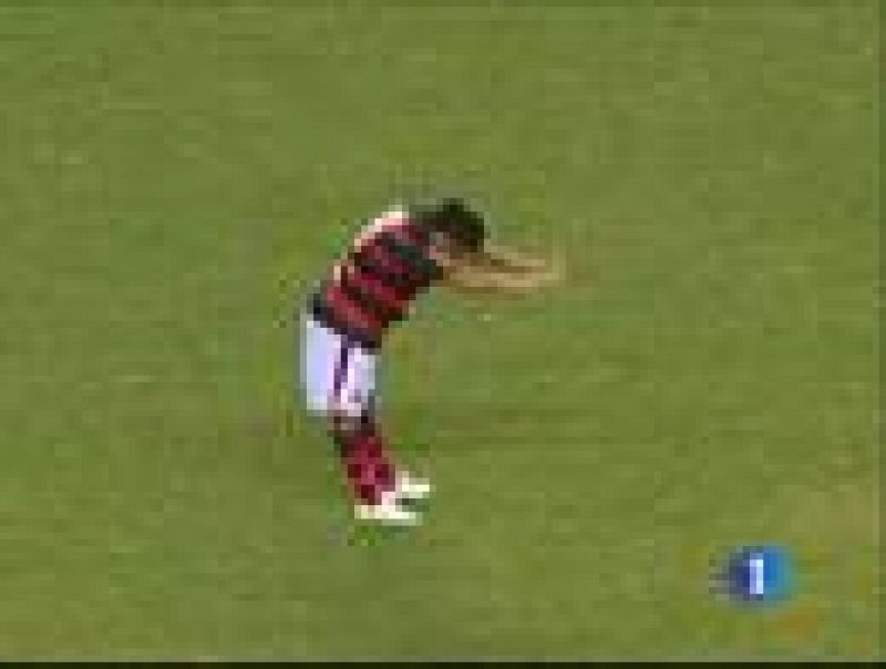 Ronaldinho, ovacionado en su debut