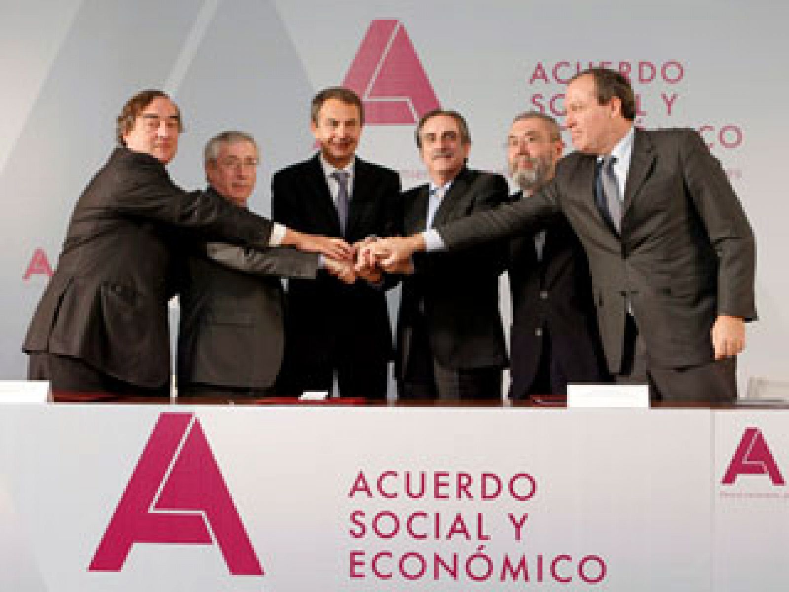  Gobierno, patronal y sindicatos firman el pacto social contra la crisis. El punto clave del documento son las pensione, que experimentan su tercera reforma en Democracia. Máxima tensión en Egipto tras la negativa de Mubarak de dejar el poder. La cal