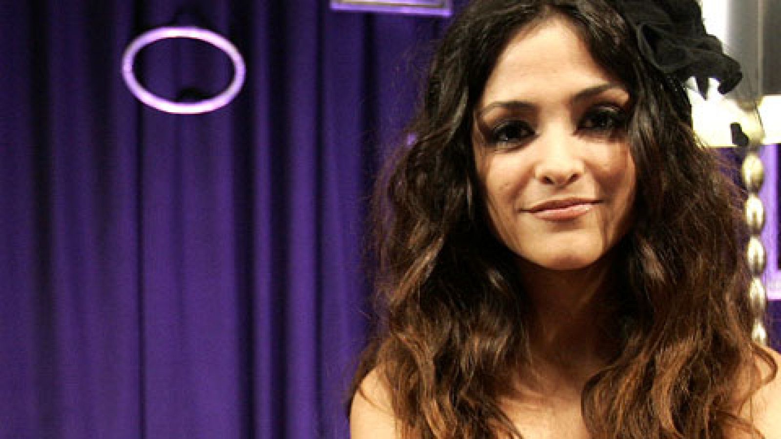  Valeria Antonella es mexicana y vive en España desde hace cuatro años. Oyó hablar del Festival por primera vez cuando llegó a Europa, y le fascinó todo lo que se mueve alrededor de Eurovisión. Aunque en Destino Eurovisión interpretará Kisses for me, la cantante promete una actuación muy rockera si llega a Düsseldorf.