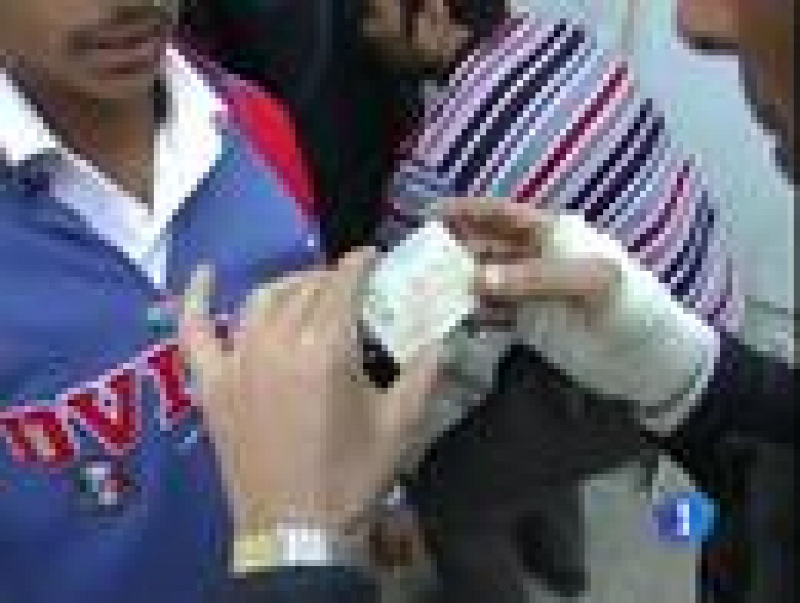 Líneas defensivas de ciudadanos en la plaza Tahrir de El Cairo