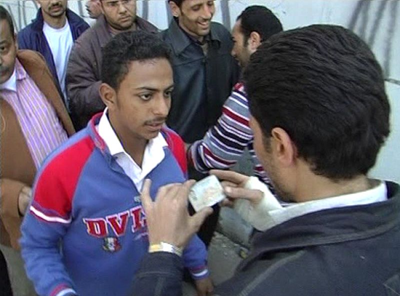 Líneas defensivas de ciudadanos en la plaza Tahrir de El Cairo
