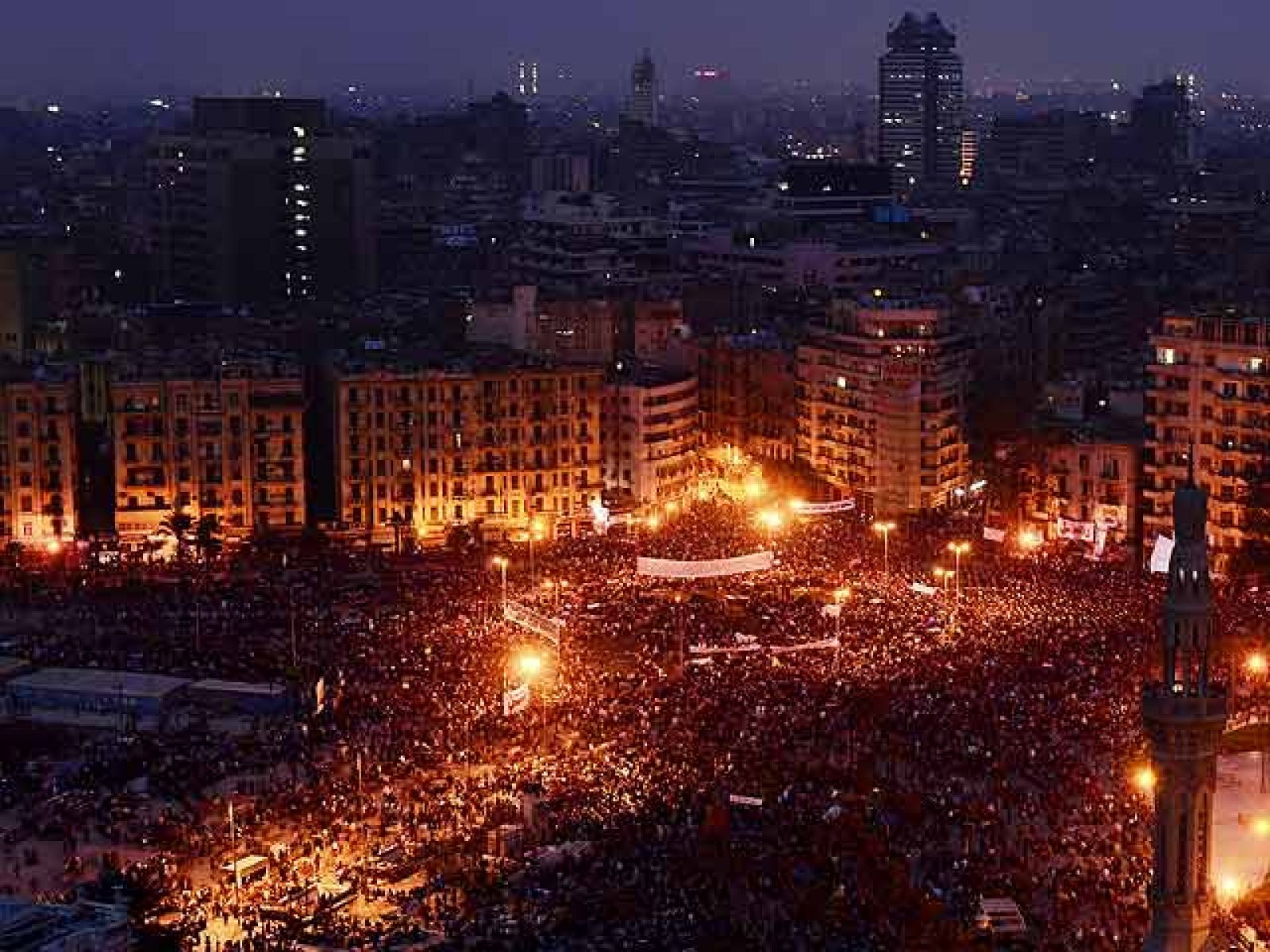 Esta nueva jornada de protestas ha reunido a más de un millón de personas en la Plaza de la Liberación de El Cairo. Hosni Mubarak ha dicho en una entrevista a la cadena ABC estadounidense que no deja el cargo para evitar que el país se hunda en el caos.