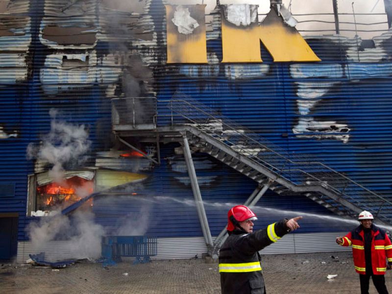 El centro comercial de Ikea en Tel Aviv quedó convertido en cenizas