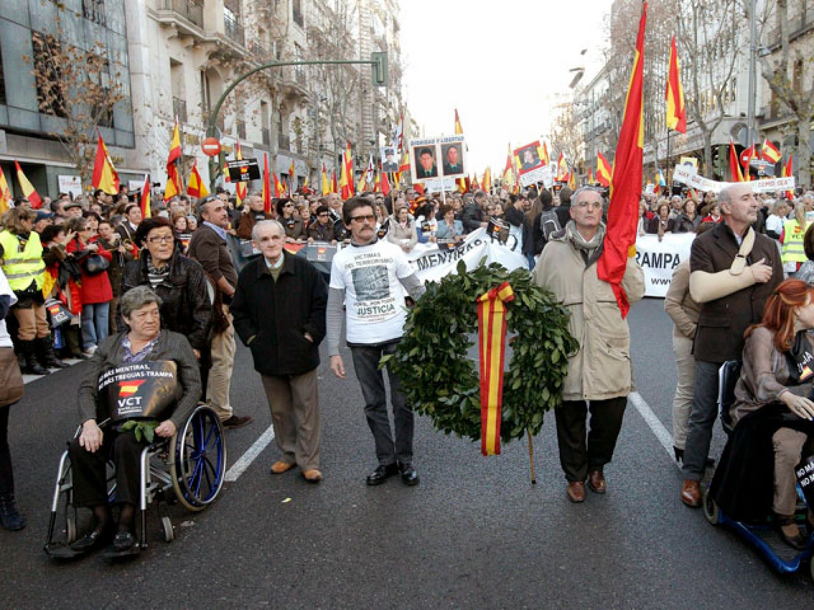 Miles de personas se manifiestan en Madrid contra el terrorismo y contra negociar con ETA