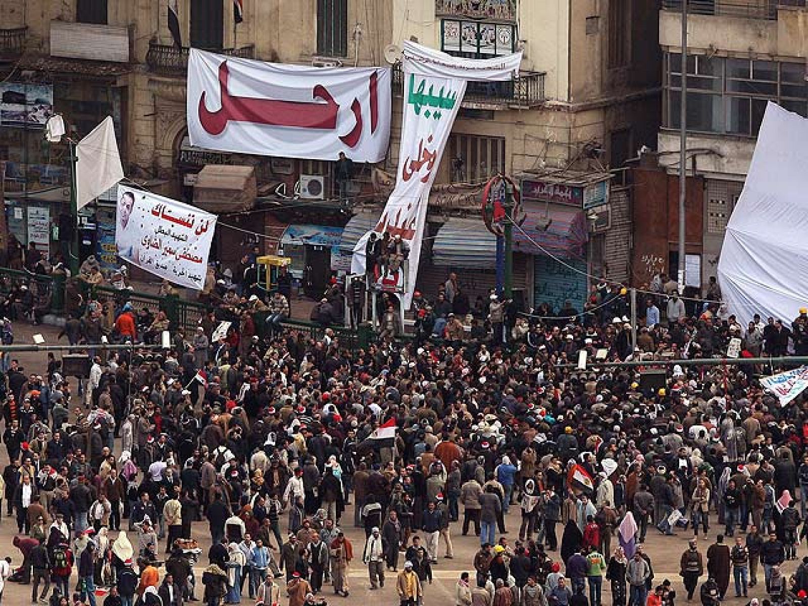 Dimite la cúpula del partido del gobierno de Mubarak