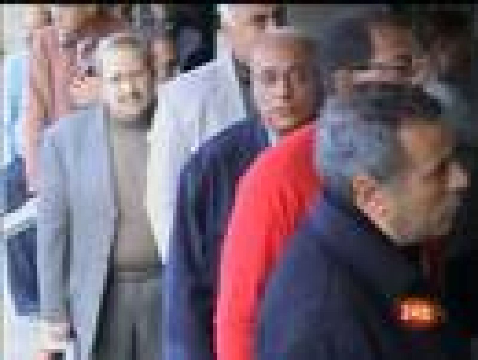 Largas colas a las puertas de los bancos en Egipto