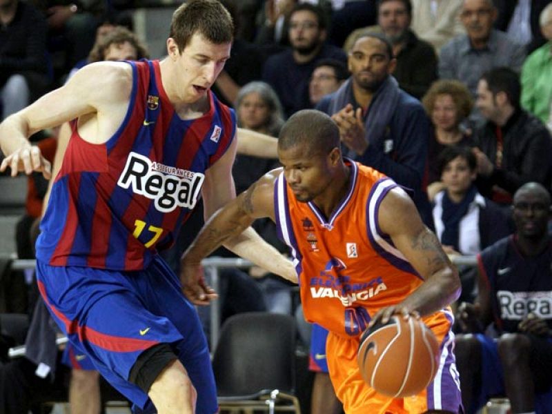 El Regal FC Barcelona dominó con claridad al Power Electronics Valencia, al que superó por 85-67 gracias, especialmente, al acierto en el tiro exterior