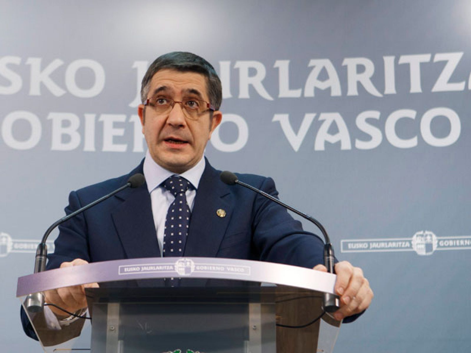 No obstante, el lehendakari ha pedido a la izquierda abertzale hechos palpables entre los cuales estaría que reclamasen la desaparición definitiva de ETA.