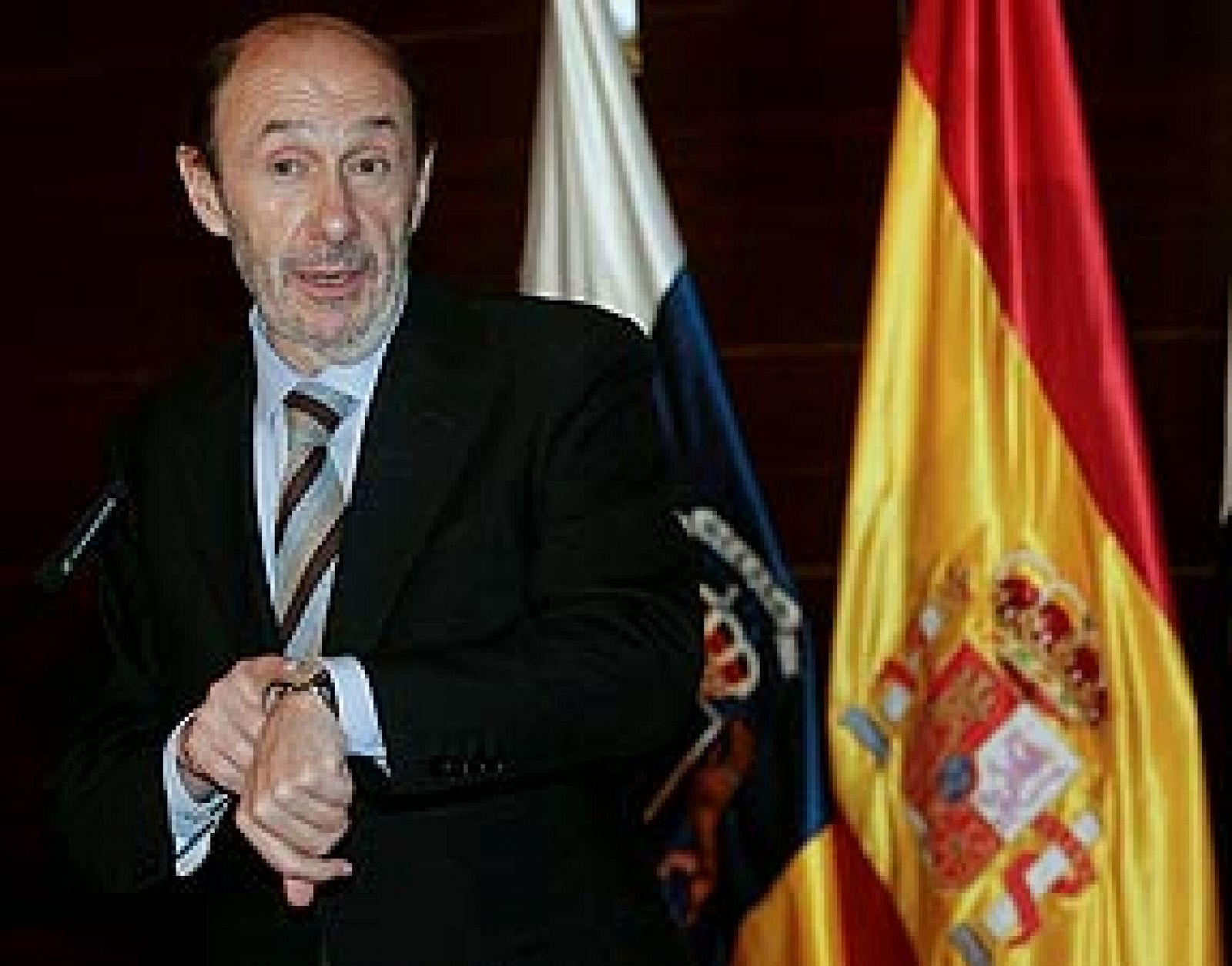 El ministro del Interior ha dicho que serán los jueces los que decidan si el rechazo a ETA contenido en el estatuto del nuevo partido de la izquierda abertzale permite sortear y salvar la situación de ilegalidad de Batasuna.