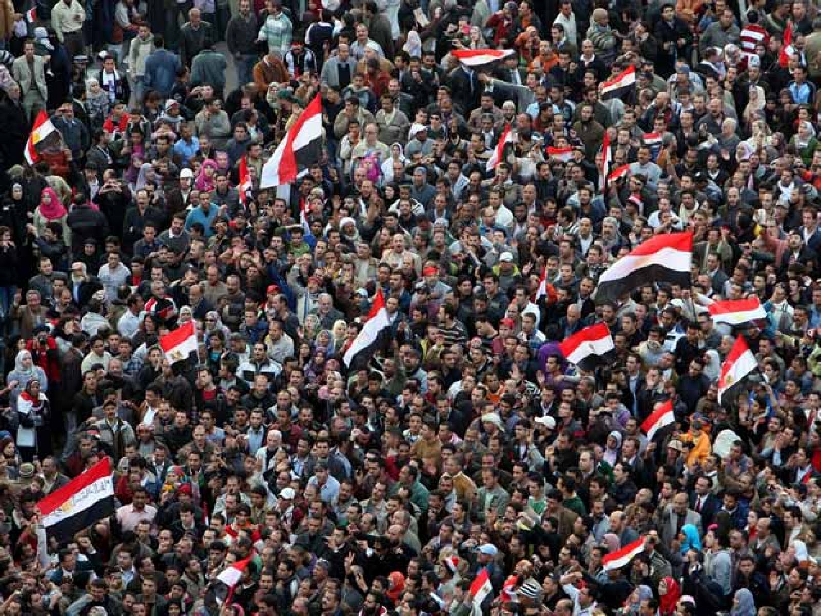 Los manifestantes de la plaza Tahrir de El Cairo no se van si no se marcha Mubarak