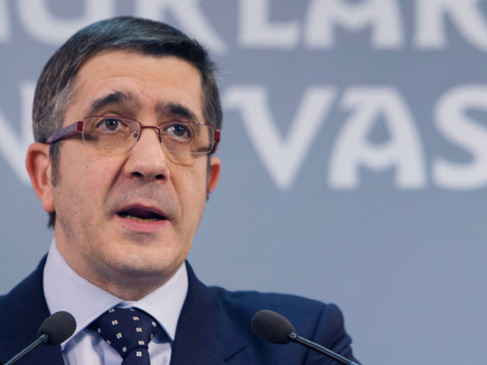 Iñigo Urkullu, el presidente del PNV, ha dicho que van a estar en las elecciones de alguna u otra manera y por ello habría que asumir desde un principio que si cumplen con todos los requisitos deberían de ser legales. Basagoiti, el presidente del PP vasco ha dicho que hay que ir más allá de las palabras y buscar la ruptura con ETA.