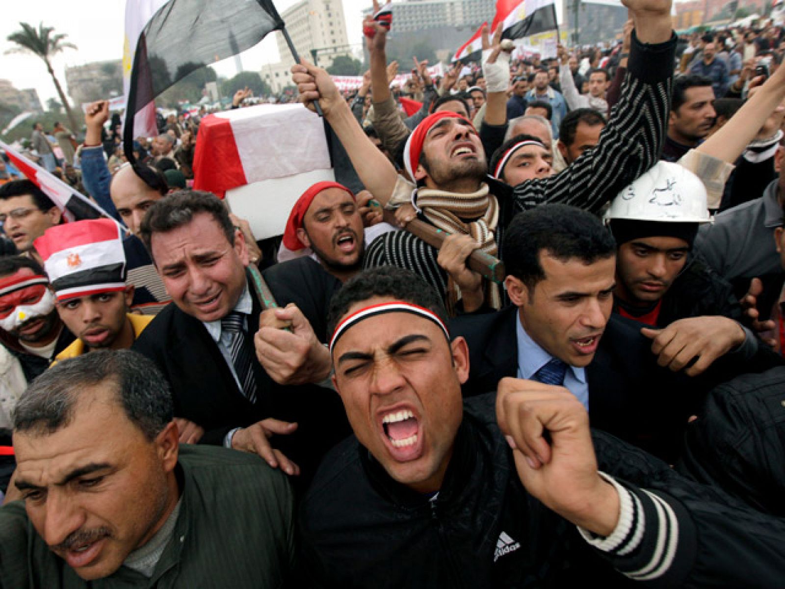 Fuera de la plaza Tahrir han abierto comercios y bancos.