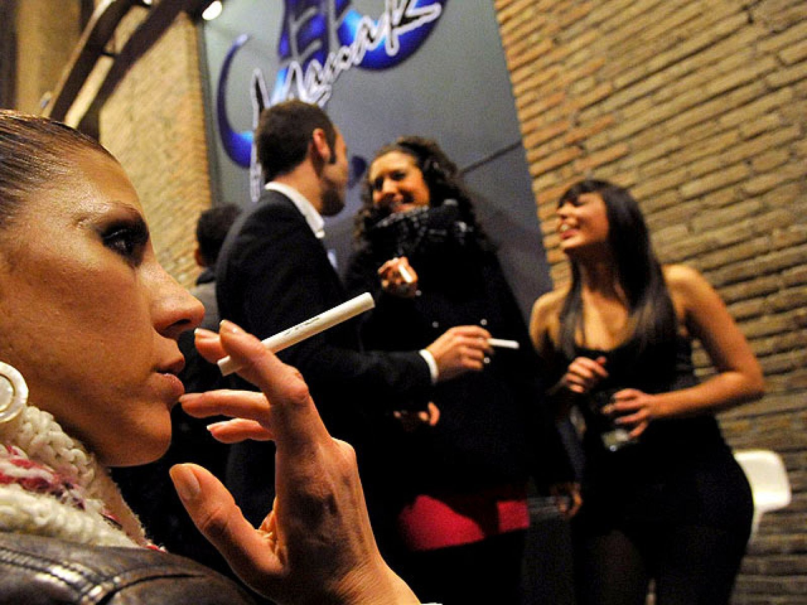  La Junta de Andalucía ha propuesto imponer una sanción de 145.000 euros al restaurante "Asador de Guadalmina", de Marbella, que se negó a aplicar la Ley Antitabaco, por falta muy grave al incumplir reiteradamente un requerimiento de la autoridad sanitaria y le ha comunicado la posibilidad de cierre del local.La delegación provincial de Salud ha notificado este martes al propietario la propuesta y la posibilidad de medidas cautelares como el cierre al considerar que "la actitud de este hostelero supone un quebranto de la Ley General de Sanidad", según un comunicado de la administración autonómica.El establecimiento tiene 15 días para realizar las pertinentes alegaciones. Además, la Junta le ha avisado al estabecimiento de la posibilidad de cierre del local si persiste en el incumplimiento de la ley.