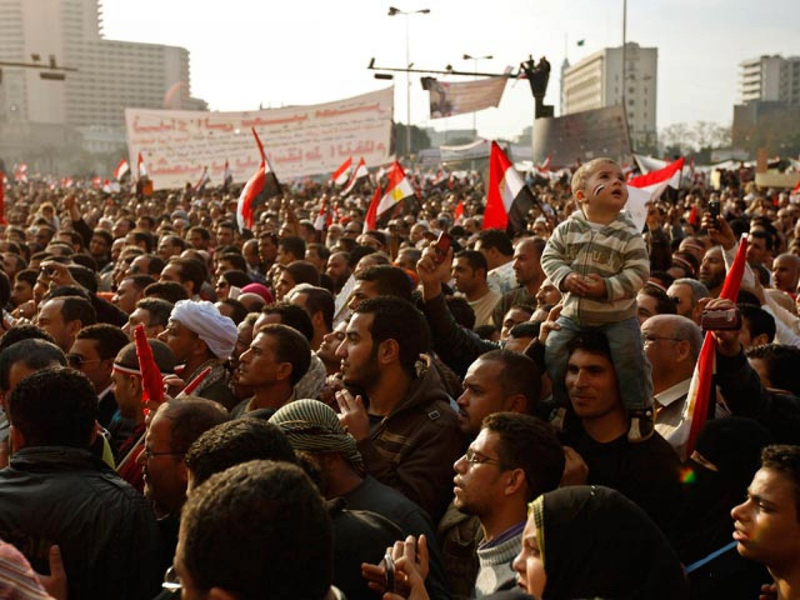 Los manifestantes de la plaza Tahrir de El Cairo cumplen quince días de protestas