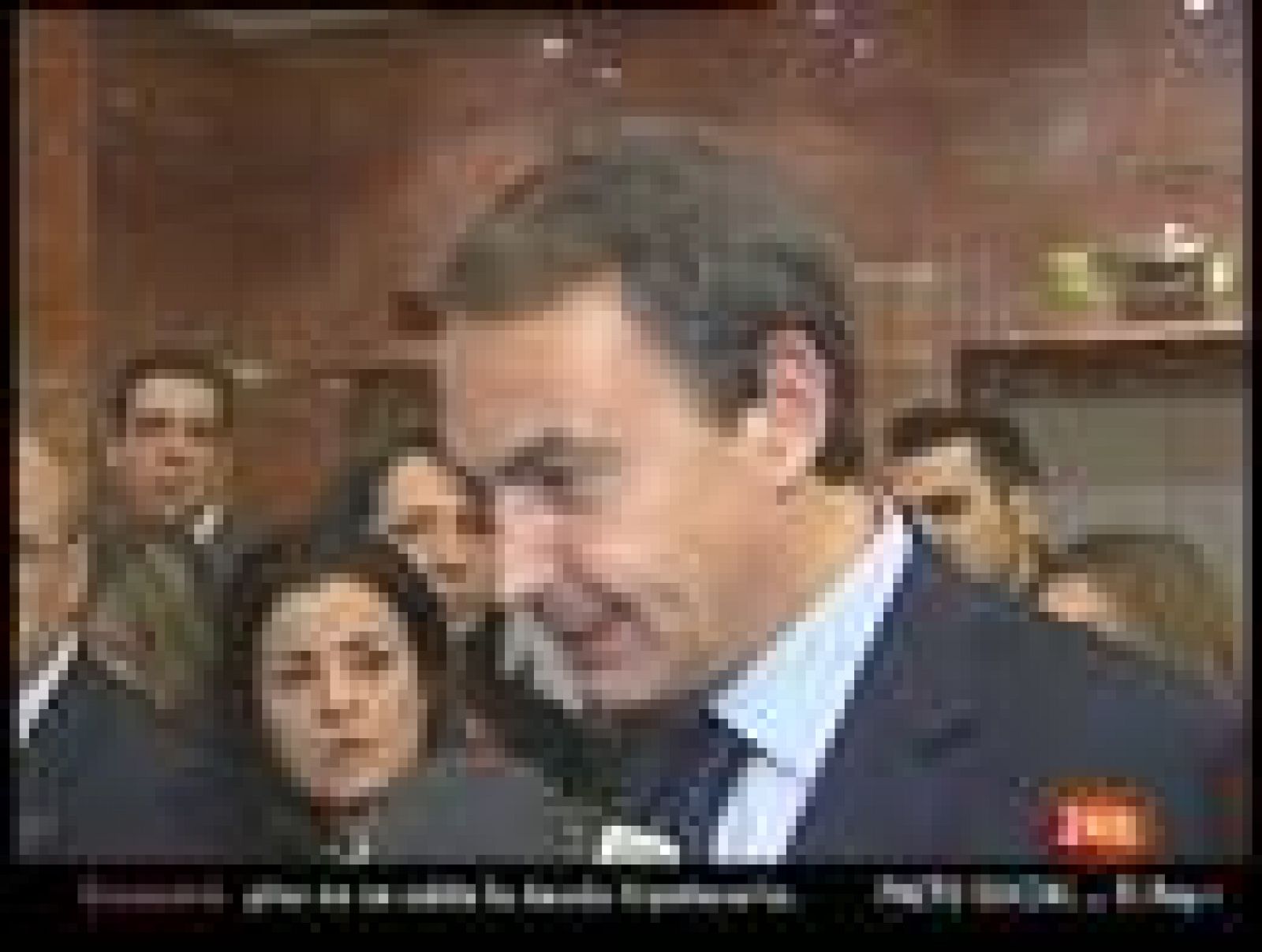 El jefe del Gobierno, José Luis Rodríguez Zapatero, ha sostenido este miércoles que no ha habido "trato de favor" hacia Cataluña y tampoco "rectificación" del Ejecutivo sobre el endeudamiento autonómico, después de que hayan decidido permitir a más CC.AA. refinanciar su deuda.

La Generalitat catalana, como el resto de comunidades, "se podrá endeudar si compromete la reducción al déficit al 1,3%", ha afirmado el jefe del Ejecutivo en los pasillos del Congreso de los Diputados

Zapatero ha querido zanjar de esta forma la polémica abierta después de que autorizara al presidente de la Generalitat, Artur Mas, a endeudarse, lo que ha provocado que varias comunidades autónomas advirtieran este martes de que no estaban dispuestas a recibir un trato discriminatorio respecto a las concesiones dadas a Cataluña.